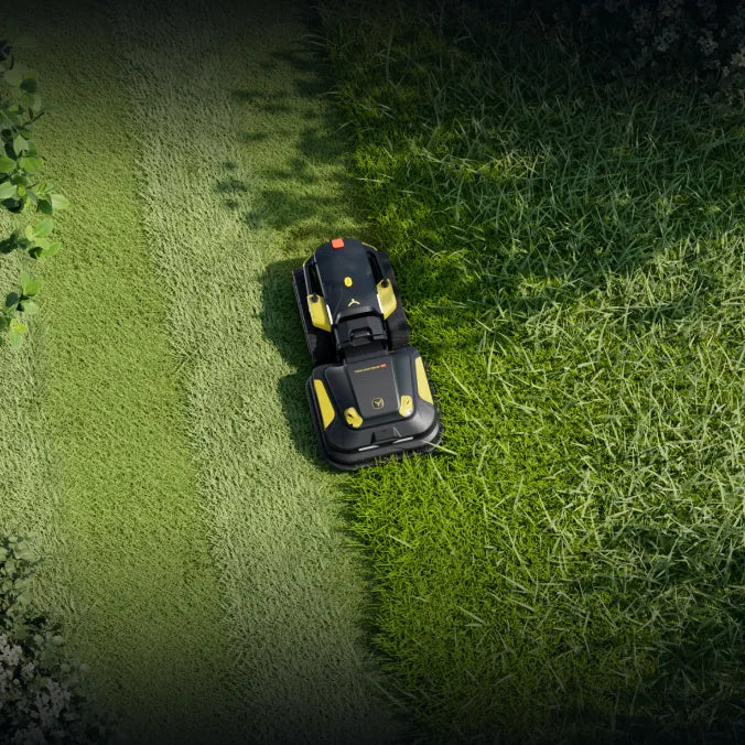 Yarbo Lawn Mower Pro robotfűnyíró munka közben nagy gyepterületen